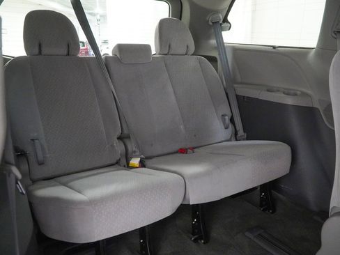 Used 2017 Toyota Sienna LE image 43