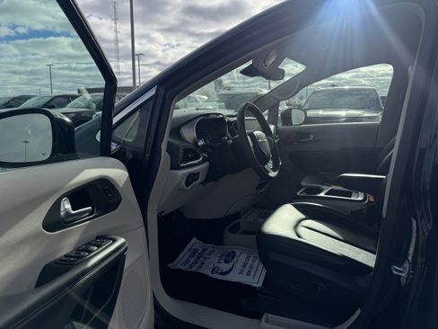 Used 2024 Chrysler Pacifica Touring-L image 18