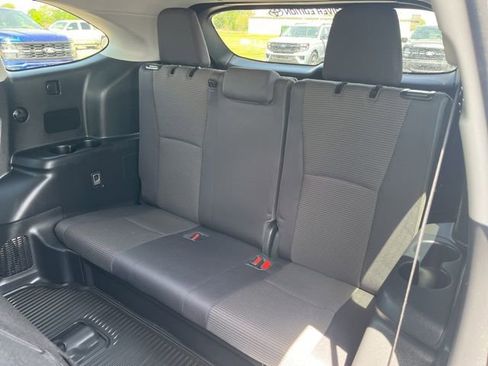 Used 2023 Toyota Highlander LE FWD image 8