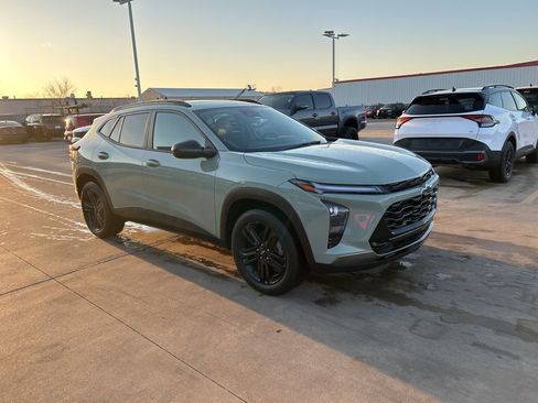 Used 2024 Chevrolet Trax ACTIV w/ Sunroof Package image 4