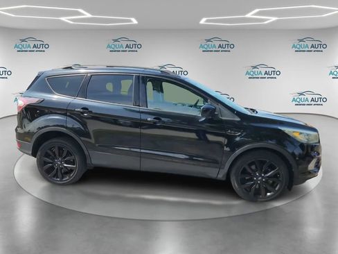 Used 2017 Ford Escape SE w/ Equipment Group 201A image 4
