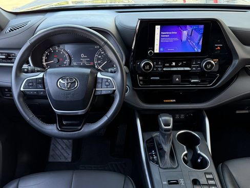 Used 2024 Toyota Highlander XSE FWD image 12