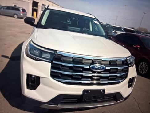 Used 2025 Ford Explorer Active w/ Active Comfort Package image 11