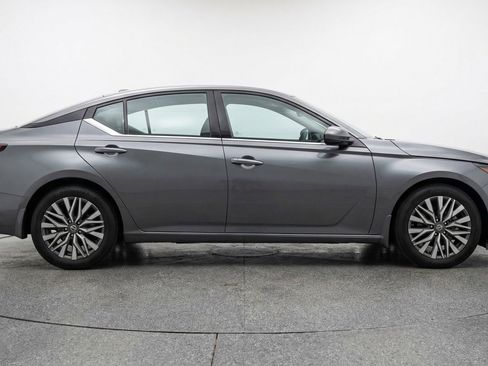 Used 2025 Nissan Altima 2.5 SV image 11