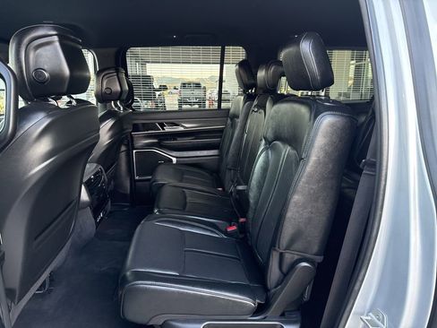 Used 2024 Jeep Wagoneer L Series II w/ Flexible Seating Group AWD/4WD image 21