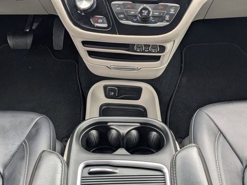 Used 2024 Chrysler Pacifica Select image 19