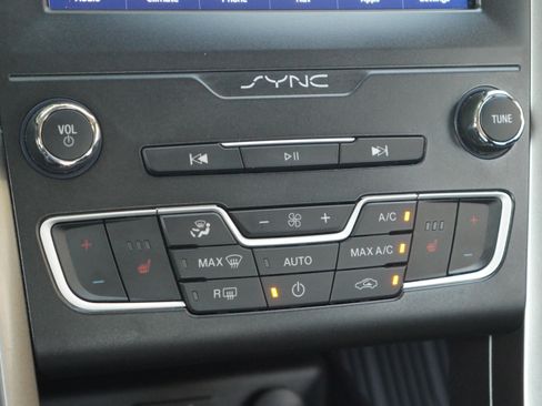 Used 2020 Ford Fusion SE AWD/4WD image 12