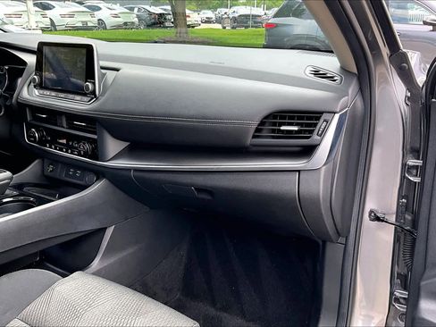 Used 2024 Nissan Rogue SV image 17