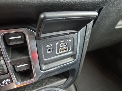 Used 2024 Jeep Wrangler Unlimited AWD/4WD image 22