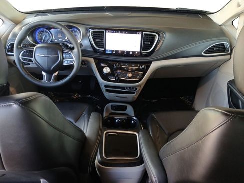 Used 2023 Chrysler Pacifica Touring-L image 10