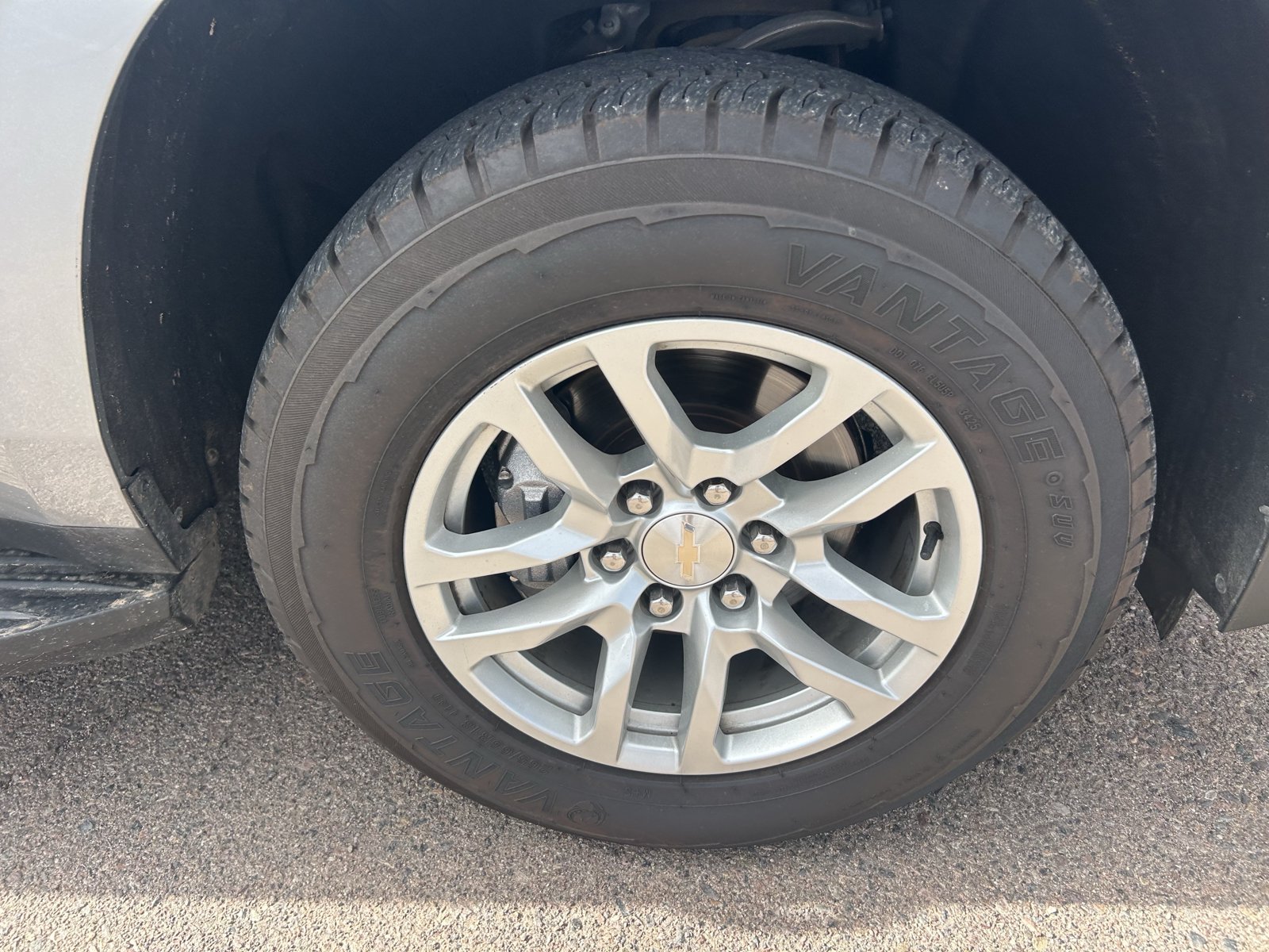 Used 2024 Chevrolet Suburban LT RWD image 9