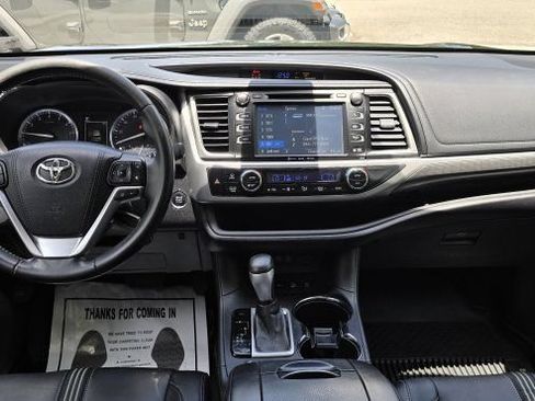 Used 2017 Toyota Highlander SE AWD/4WD image 14