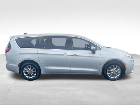 Used 2023 Chrysler Pacifica Touring-L AWD/4WD image 9