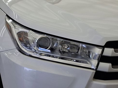Certified 2018 Toyota Highlander XLE AWD/4WD image 28