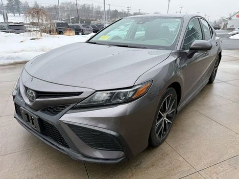 Used 2022 Toyota Camry SE image 3