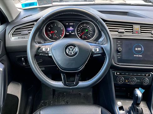 Used 2021 Volkswagen Tiguan SE w/ Panoramic Sunroof Package image 5