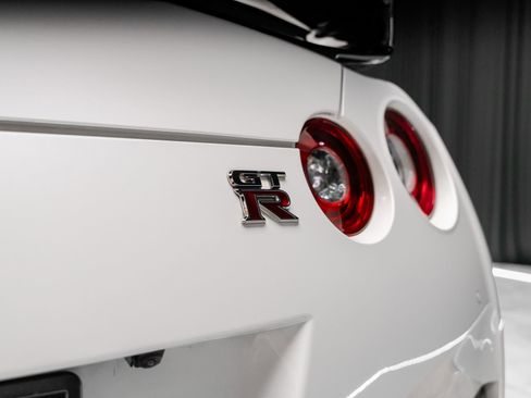 Used 2021 Nissan GT-R Premium image 35