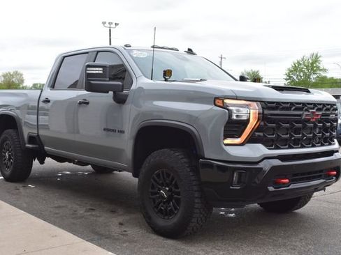 Used 2025 Chevrolet Silverado 2500 ZR2 w/ Technology Package AWD/4WD image 12