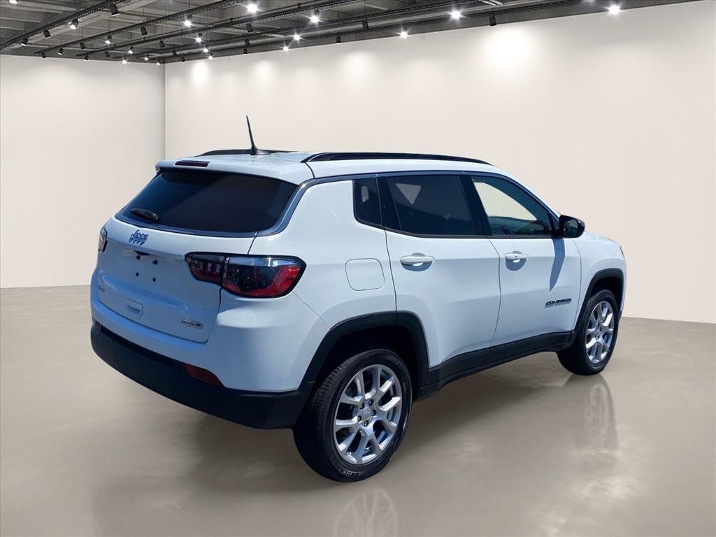 Used 2023 Jeep Compass Latitude AWD/4WD image 7