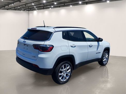 Used 2023 Jeep Compass Latitude AWD/4WD image 7