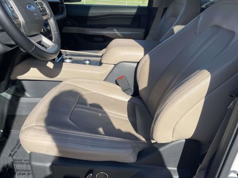 Used 2023 Ford Expedition Limited image 13