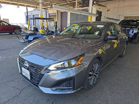 Used 2025 Nissan Altima 2.5 SV FWD image 1