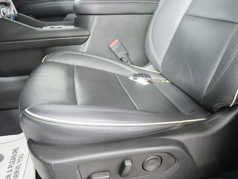 Used 2023 GMC Yukon SLT w/ SLT Premium Package image 9