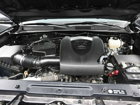 Used 2018 Toyota Tacoma TRD Off-Road image 11