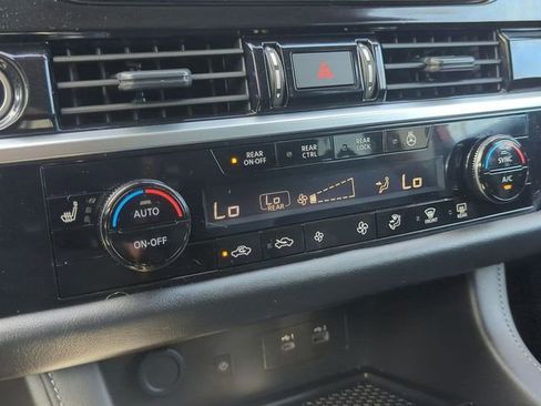 Used 2024 Nissan Pathfinder SL image 19