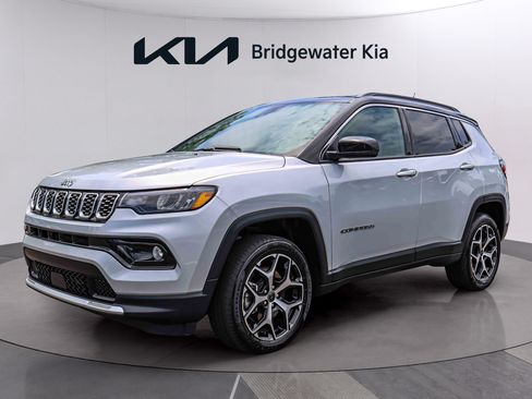 Used 2025 Jeep Compass Limited AWD/4WD image 3