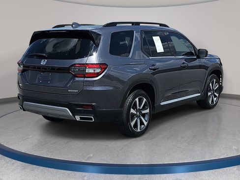 Used 2025 Honda Pilot Touring image 5