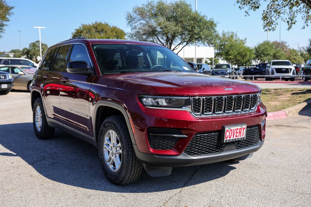 Used 2023 Jeep Grand Cherokee Laredo RWD image 8
