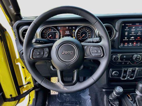 Used 2023 Jeep Gladiator Sport AWD/4WD image 13