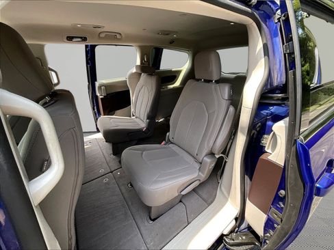 Used 2019 Chrysler Pacifica Touring Plus FWD image 22