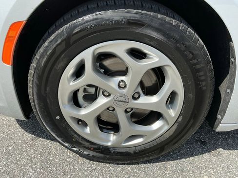 Used 2024 Chrysler Pacifica Limited image 19