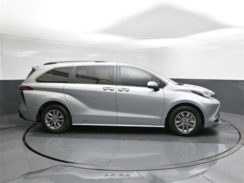 Used 2022 Toyota Sienna XLE image 26