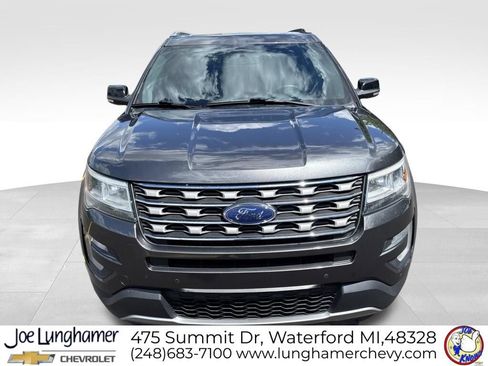 Used 2017 Ford Explorer XLT w/ Equipment Group 202A AWD/4WD image 9