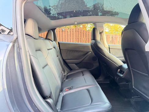 Used 2022 Tesla Model Y Long Range AWD/4WD image 24