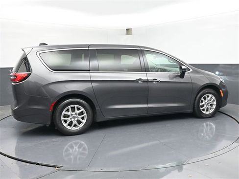 Used 2023 Chrysler Pacifica Touring-L image 3