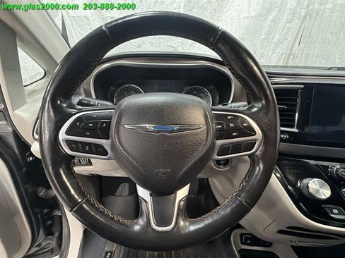 Used 2019 Chrysler Pacifica Touring-L image 4