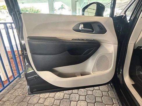 Used 2022 Chrysler Pacifica Touring-L image 34