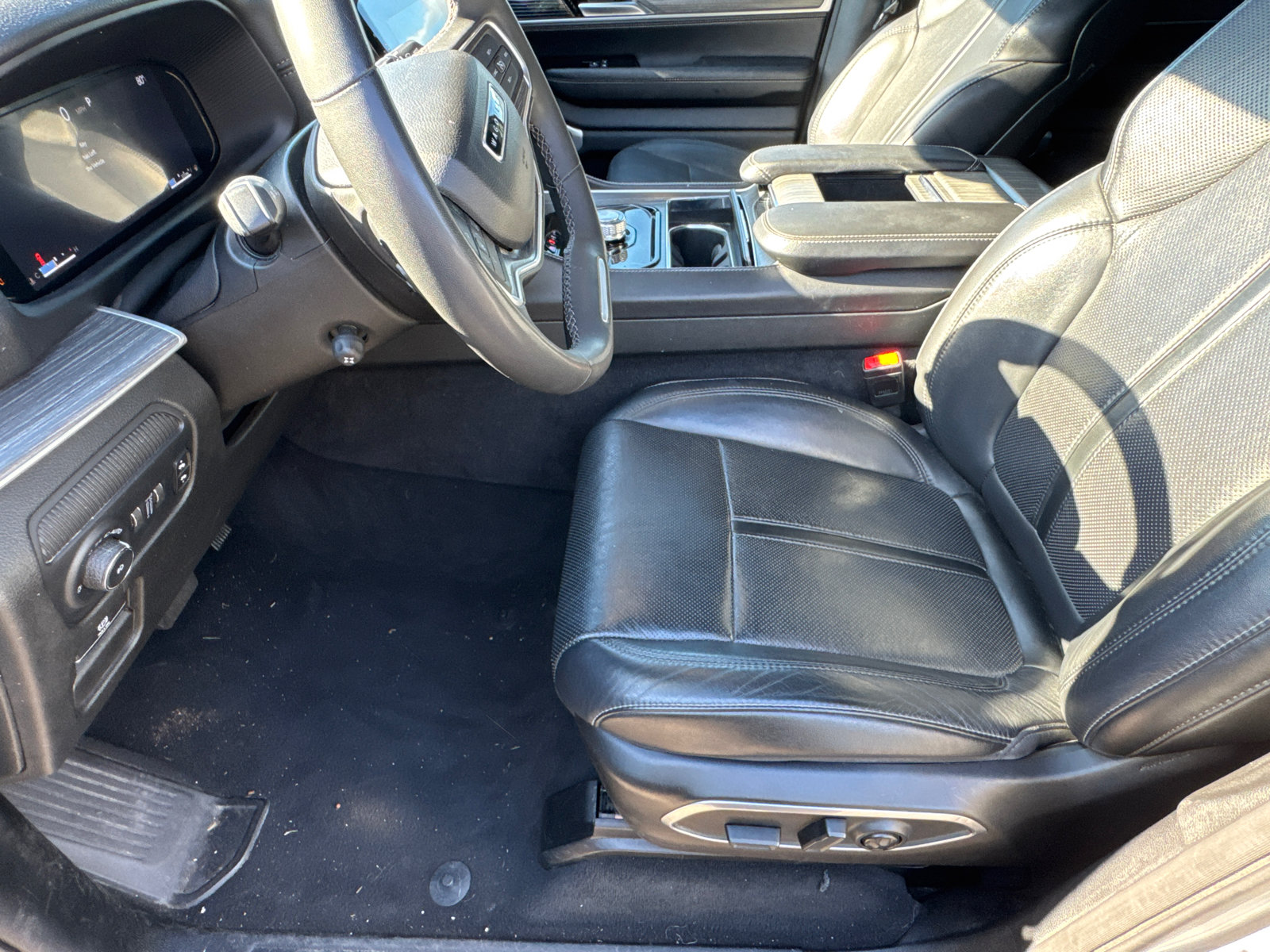 Used 2024 Jeep Wagoneer L Series II w/ Flexible Seating Group AWD/4WD image 6