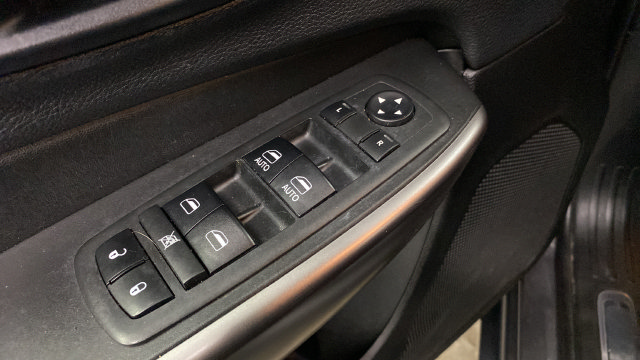 Used 2019 Jeep Cherokee Limited FWD image 21