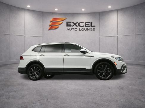 Used 2022 Volkswagen Tiguan SE w/ Panoramic Sunroof Package FWD image 39