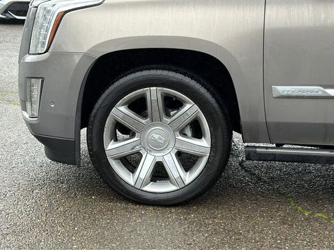 Used 2019 Cadillac Escalade ESV Premium Luxury image 9