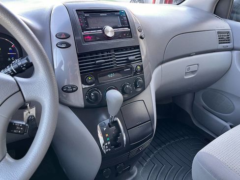 Used 2009 Toyota Sienna LE FWD image 11