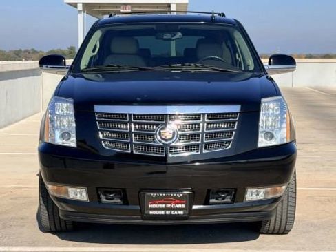 Used 2012 Cadillac Escalade Luxury image 4