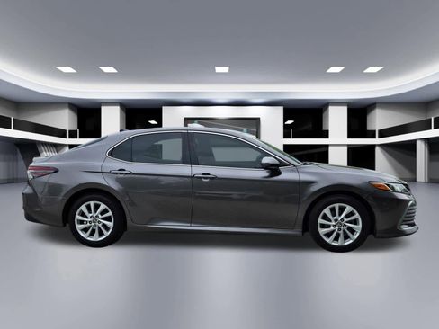 Used 2021 Toyota Camry LE image 7