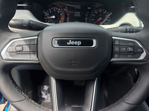 Used 2025 Jeep Compass Limited image 32