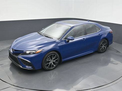 Used 2024 Toyota Camry SE w/ Convenience Package FWD image 9